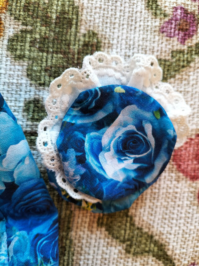 ドール背丈６５～６８ｃｍ用 ブルーのバラ柄ドレスと刺繍エプロン 