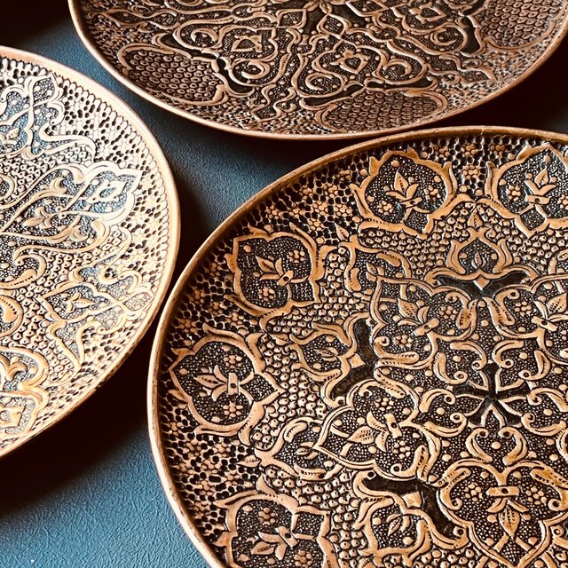 ペルシャの銅皿 飾り皿 壁飾り（ガラムザニー）Φ25ｃｍ【GHALAM ZANI 