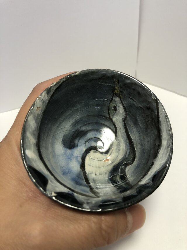 かわいい鶴が描かれたシンプルなぐい呑み手にも収まりやすく飲み切り