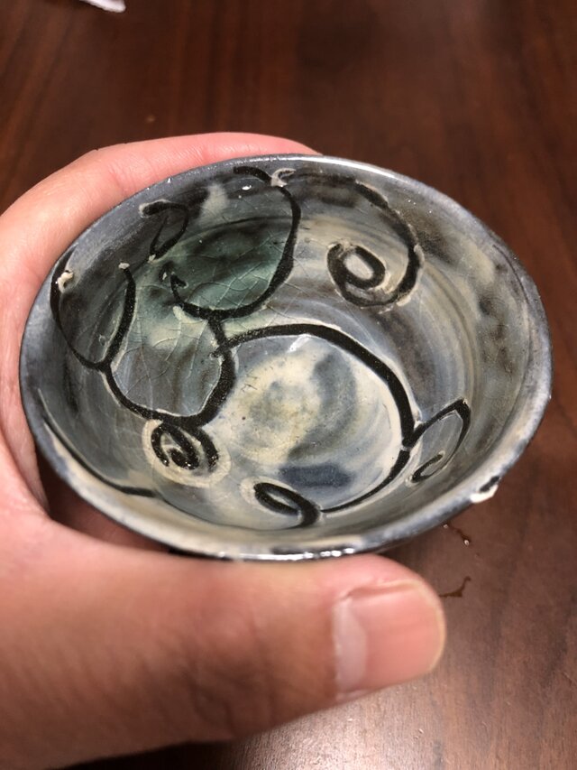 無彩色のグラデーションの中の抽象模様が個性的な酒器。容量約70ml陶器製ぐい呑み