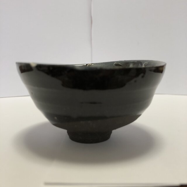 無彩色のグラデーションの中の抽象模様が個性的な酒器。容量約70ml陶器