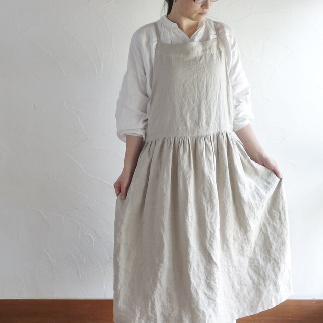 ギャザーたっぷり*リネンのエプロンワンピース | iichi 日々の暮らしを