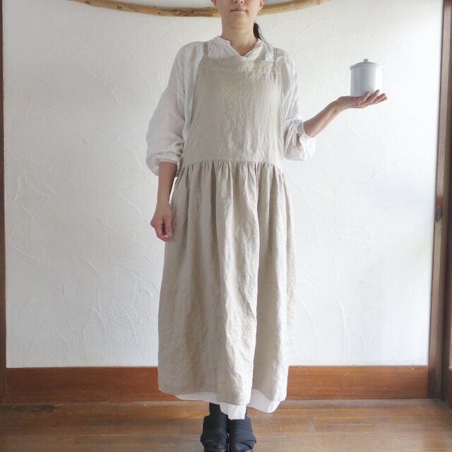 ギャザーたっぷり*リネンのエプロンワンピース | iichi 日々の暮らしを
