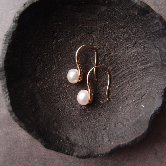 【White／Small】Baby Spoon Pearl Earrings／ベビースプーン パールピアス（gold）