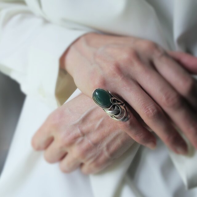 天然石　指輪　リング　ハンドメイド　シルバー　グリーンアゲート　緑瑪瑙 指先を美しく魅せる｜深みグリーンの瑪瑙 シルバーリング｜クラシカル