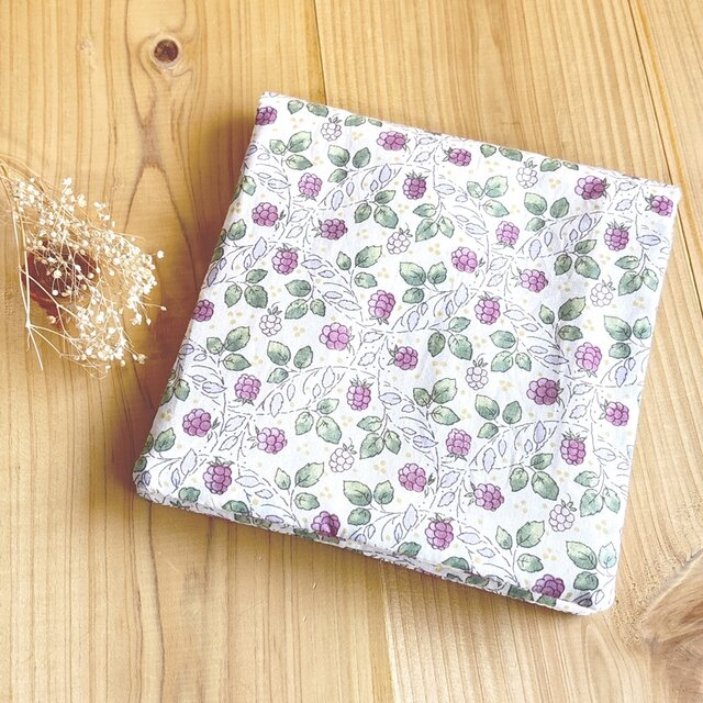 リバティ　スナップ付　ハンカチみたいなサニタリーポーチ＜Blackberry Picnic＞(ブラックベリーピクニック)