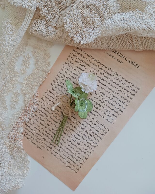 染め布花☆四つ葉のクローバーとしろつめくさのコサージュ