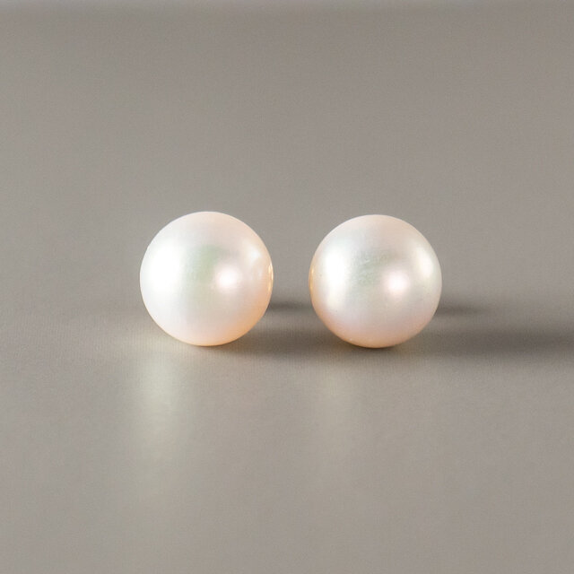 テリに深みのある貝パールのシンプルひとつぶピアス