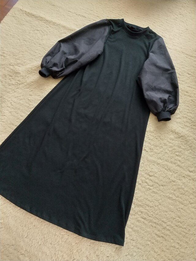 ブラックドットお袖のパフスリーブカットソーワンピース