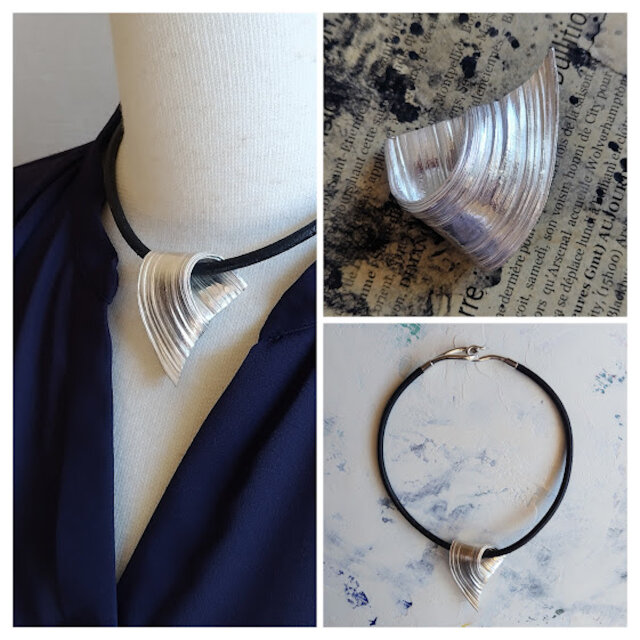 蜜蝋デザインのブローチ兼ネックレス【一点限り】