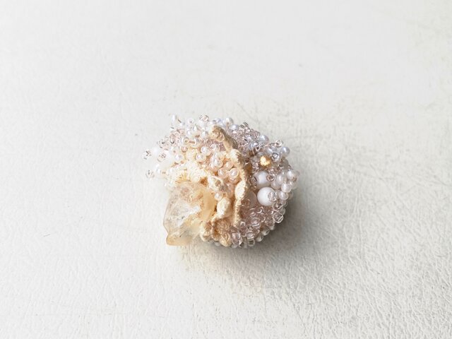 鉱石ブローチ シトリン | iichi 日々の暮らしを心地よくする