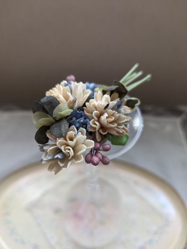 ブローチ 亜麻色白詰草と野すみれ(淡グレイ)Ｂ110