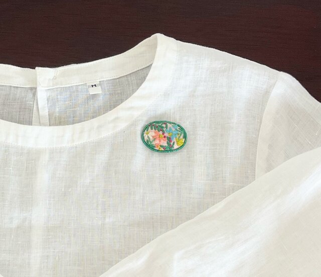 ビーズで飾った草花の小さな刺繍ブローチ(botanical）#252 | iichi