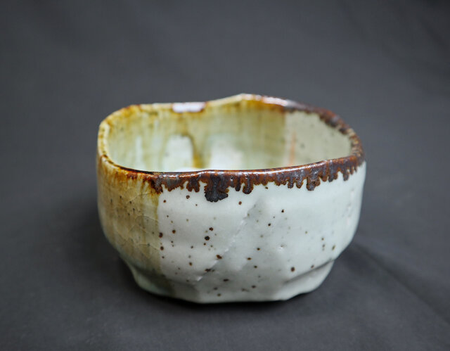 遺品整理◼️蔵から出てきたかなり雰囲気のある謎の釉薬がかけられた抹茶茶碗 抹茶茶碗 深緑釉薬 1個 鈴鹿園