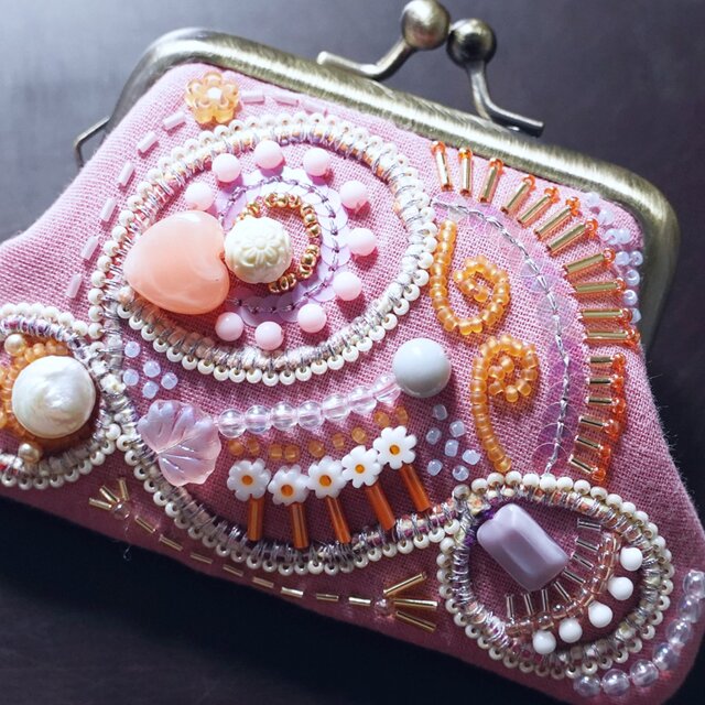 ビーズ刺繍の小さながま口 No.3｜ピンク｜ガーゼ素材｜マチなしポーチ