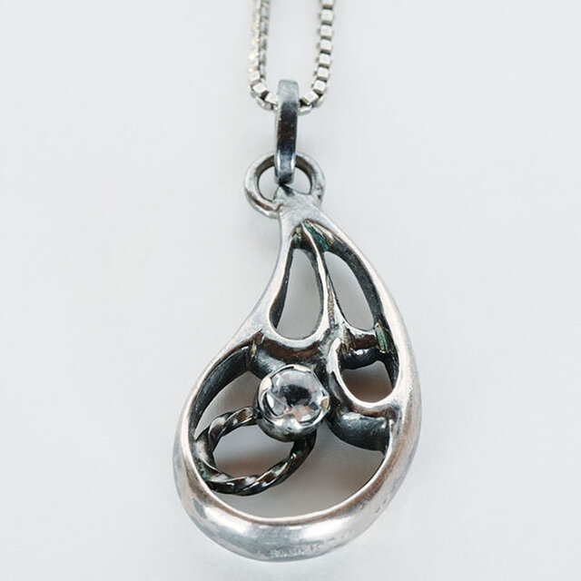 紅女　ボタニカルいぶしシルバーペンダント（ロイヤルブルームーンストーン）