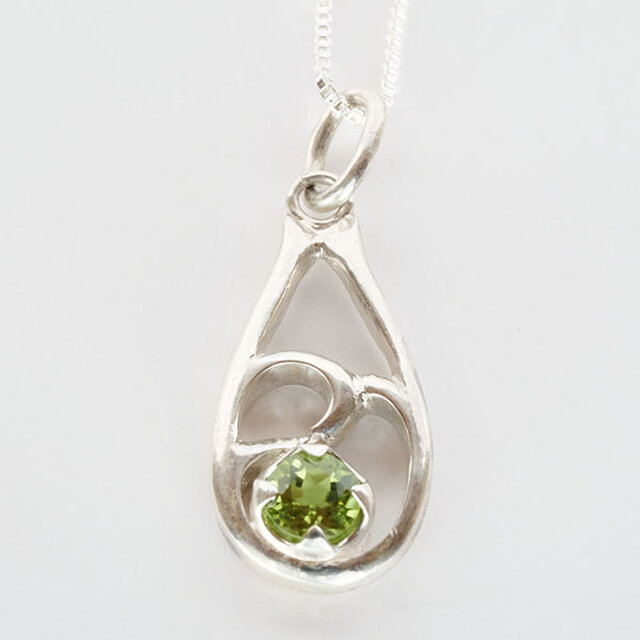 紅女　ボタニカルシルバーペンダント（ペリドット）