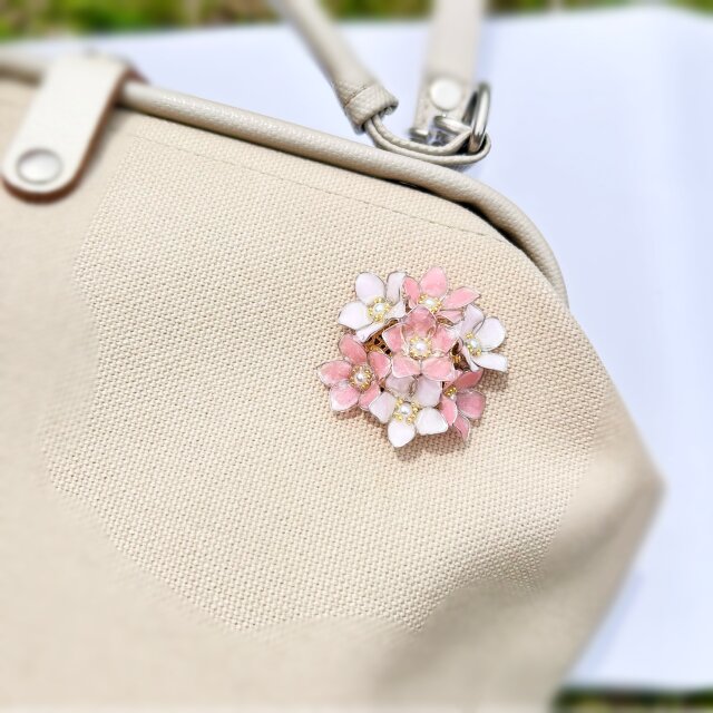桜の帯留め・ブローチ（2way） 桜 ツツジ | iichi 日々の暮らしを