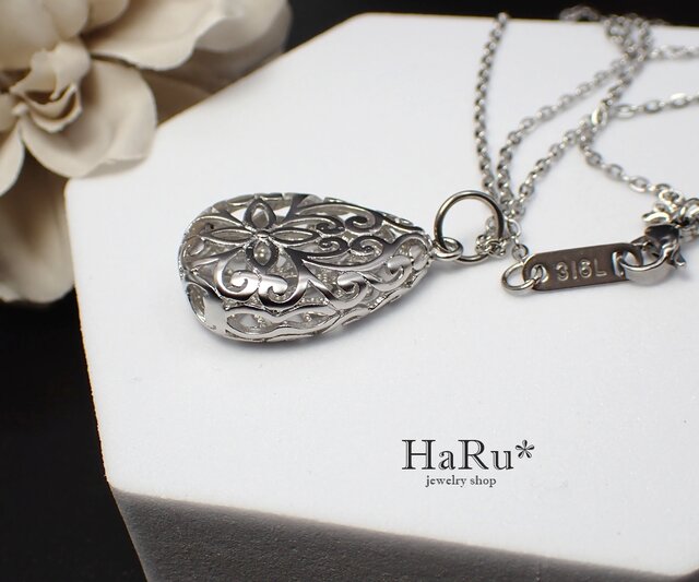 アンティーク 真鍮 透かし彫り ネックレス 立体透かしパーツ／サージカルステンレスネックレス（S） | iichi 日々