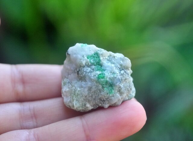 エメラルドの原石 エメラルドライン☆エメラルド原石 s1211 | iichi 日々の暮らし
