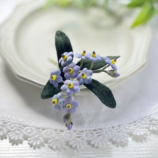 布花　ちっちゃな青い花が可愛らしい、ワスレナグサのブローチ。母の日のプレゼントに。