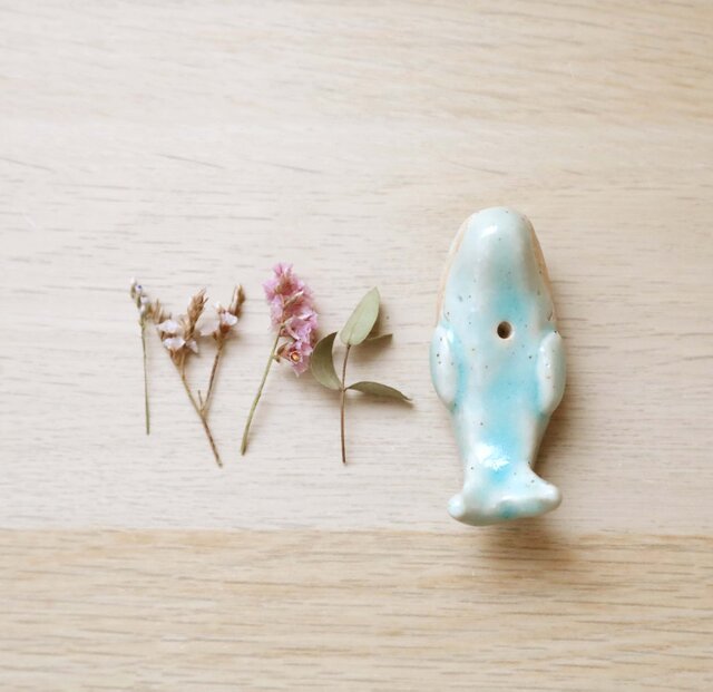 子クジラの花挿しオブジェ ウォーターブルー ＊ ドライフラワー付き