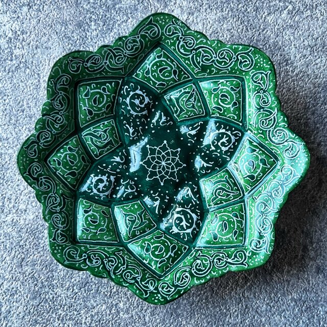 ペルシャのエナメル皿（ミーナーカーリー）飾り皿　アクセサリートレイ　香皿　Φ11ｃｍ【010-032】