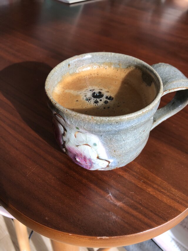 梅の花が華やかなマグカップ大容量でスープやシリアルカップとしても使える。陶器製コーヒーカップ