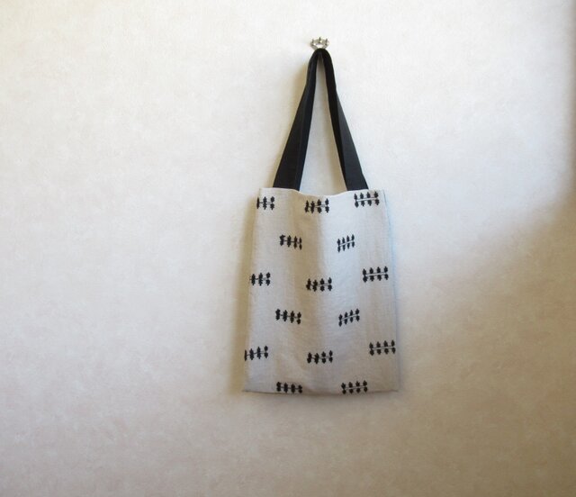 まこページ ぺちゃんこバッグ A4サイズ リネン、ベージュに刺繍 | iichi