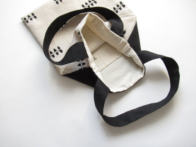 ぺちゃんこバッグ A4サイズ リネン、ベージュに刺繍 | iichi