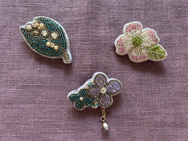 水琴様のオーダー品です　ビーズ刺繍ブローチ4点　ハンドメイド ビーズ刺繍のブローチ☆ハナミズキ | iichi 日々の暮らしを