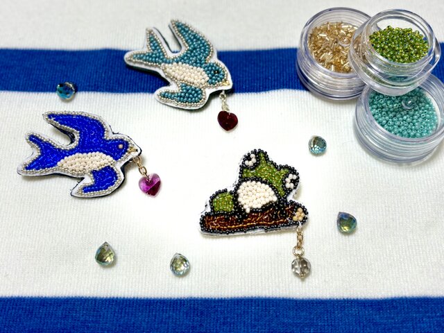 キラキラ カエル、ワニ立体アニマル　ビーズ刺繍ブローチ 限定品‼️ ビーズ刺繍 ハンドメイド ブローチ 【カエル③