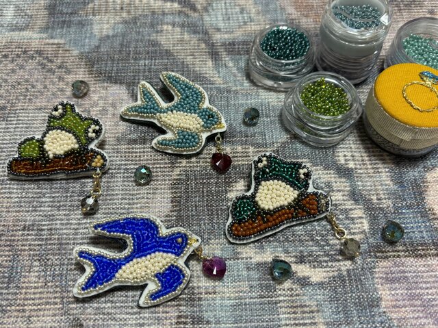 ビーズ刺繍のブローチ☆カエル | iichi 日々の暮らしを心地よく
