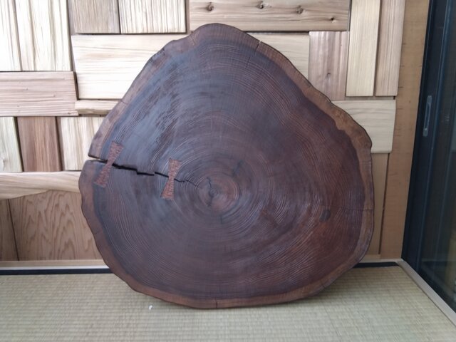 厚みたっぷり♪杉の輪切り褐色天板 | iichi 日々の暮らしを心地よく