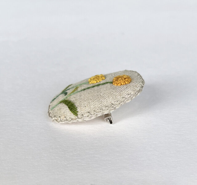 クラスペディアの花の刺繍ブローチ | iichi 日々の暮らしを