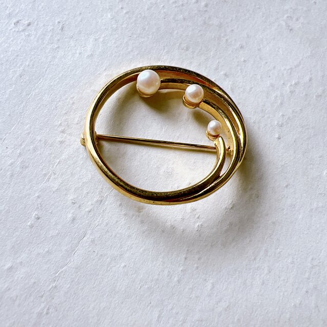 SCM41-【 MONET 】モネ・ヴィンテージブローチ Gold Tone and Pearl Circular Pin