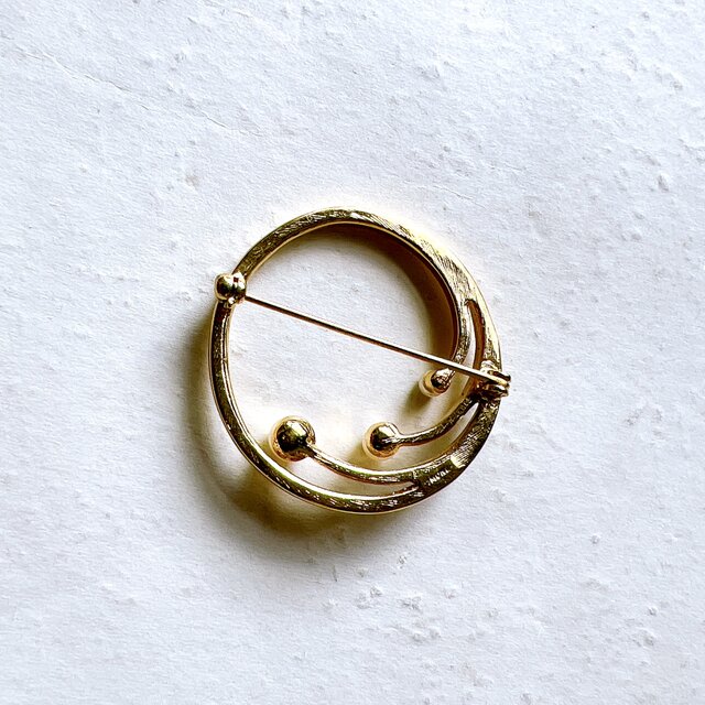 SCM41-【 MONET 】モネ・ヴィンテージブローチ Gold Tone and Pearl Circular Pin