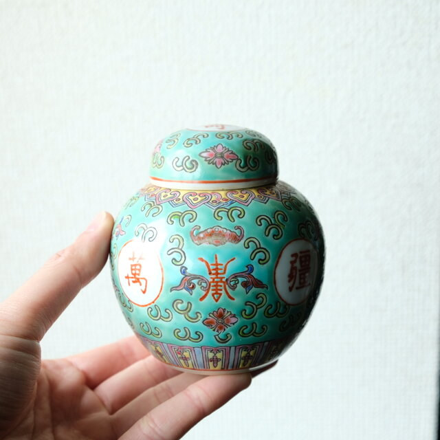 花唐草と漢字と蝙蝠◇万寿無疆。中国景徳鎮 色絵蓋付壺 茶壷 グリーン ポップ チャイナレトロ | iichi  日々の暮らしを心地よくするハンドメイドやアンティークのマーケットプレイス