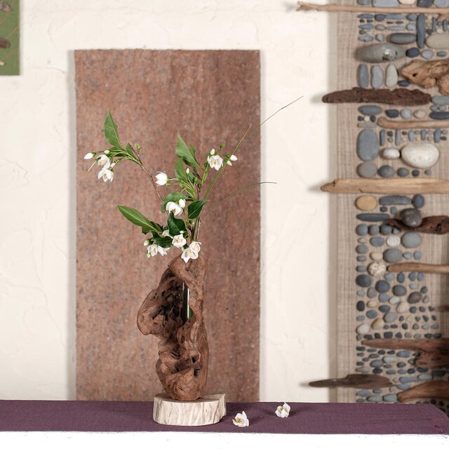 お気に入りの花を飾ってみませんか 流木の花器、木の花瓶、小さな花瓶 