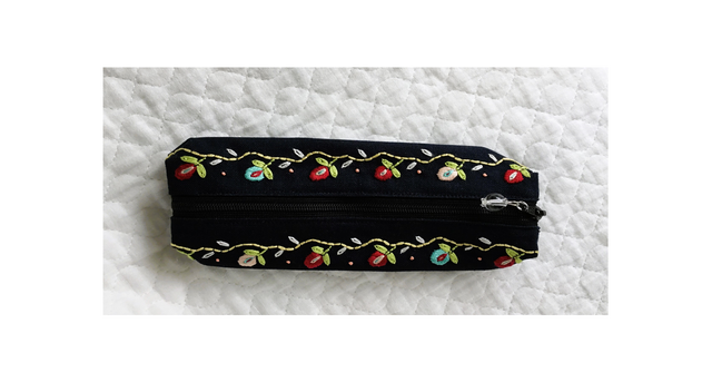 小花刺繍のペンケース・ネイビー | iichi 日々の暮らしを心地よくする
