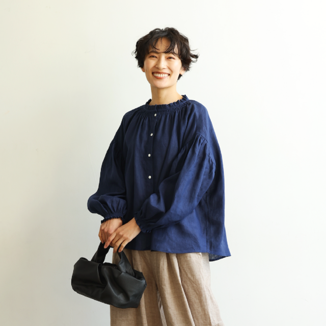 大人の抜け感と可愛さ叶える リネンブラウス リネン100％ 紺色