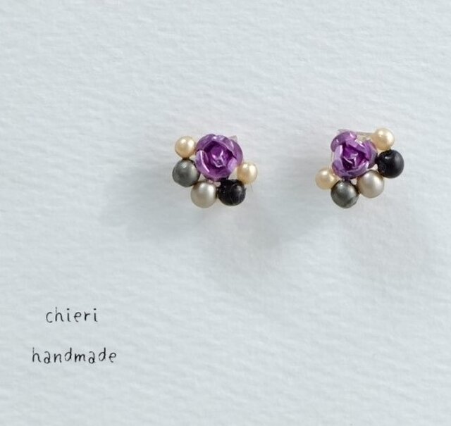 SALE【ブラック×パープル】紫のバラの樹脂ピアス | iichi 日々の暮らし