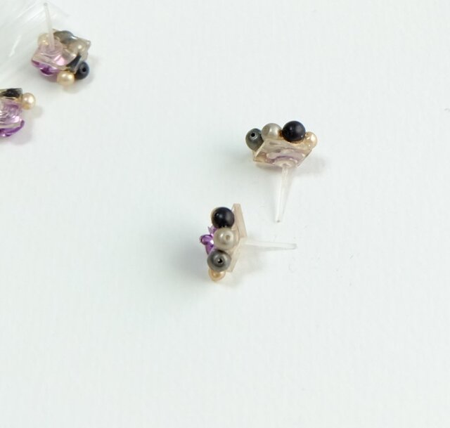 SALE【ブラック×パープル】紫のバラの樹脂ピアス | iichi 日々の暮らし