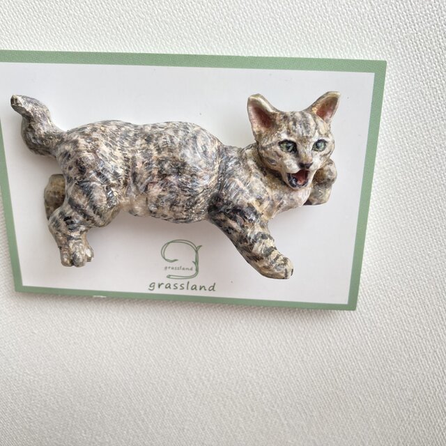 木彫りの寝・飯猫のブローチ（じゃれ遊び編1）