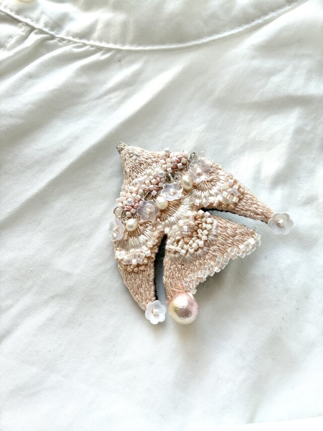 "Angel flower bird" 天使のようなあたたかみのある肌色カラーの花鳥　刺繍鳥ブローチ