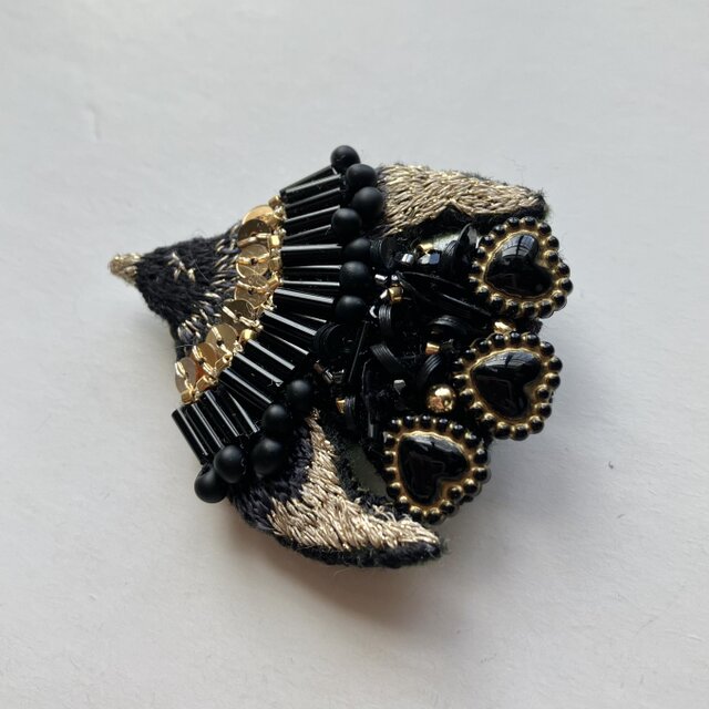 "Cute black heart bird" ハートのしっぽをもった鳥さん　刺繍鳥ブローチ