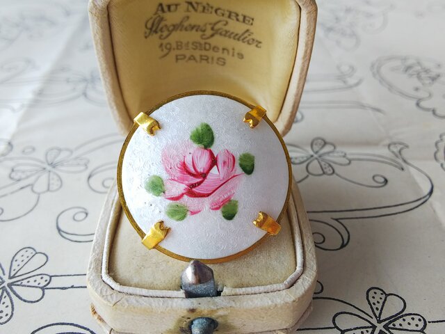 ヴィンテージ ギロッシュPink薔薇（30㎜）クラシカルブローチ | iichi