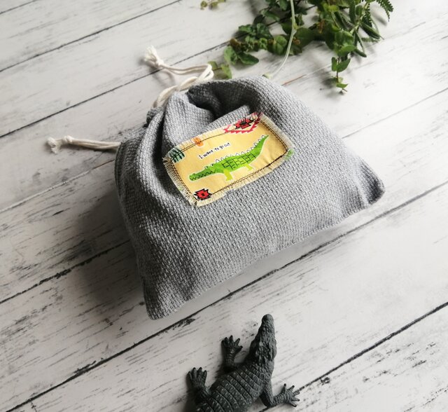 巾着袋 かわいいワニのワッペン グレー | iichi 日々の暮らしを