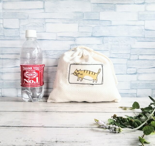 巾着袋 白 かわいいねこのワッペン | iichi 日々の暮らしを心地よく
