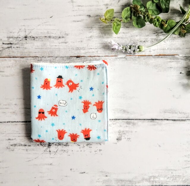 タコとイカ ガーゼハンカチ 20cm角 タオルハンカチ 水色 ふわふわ